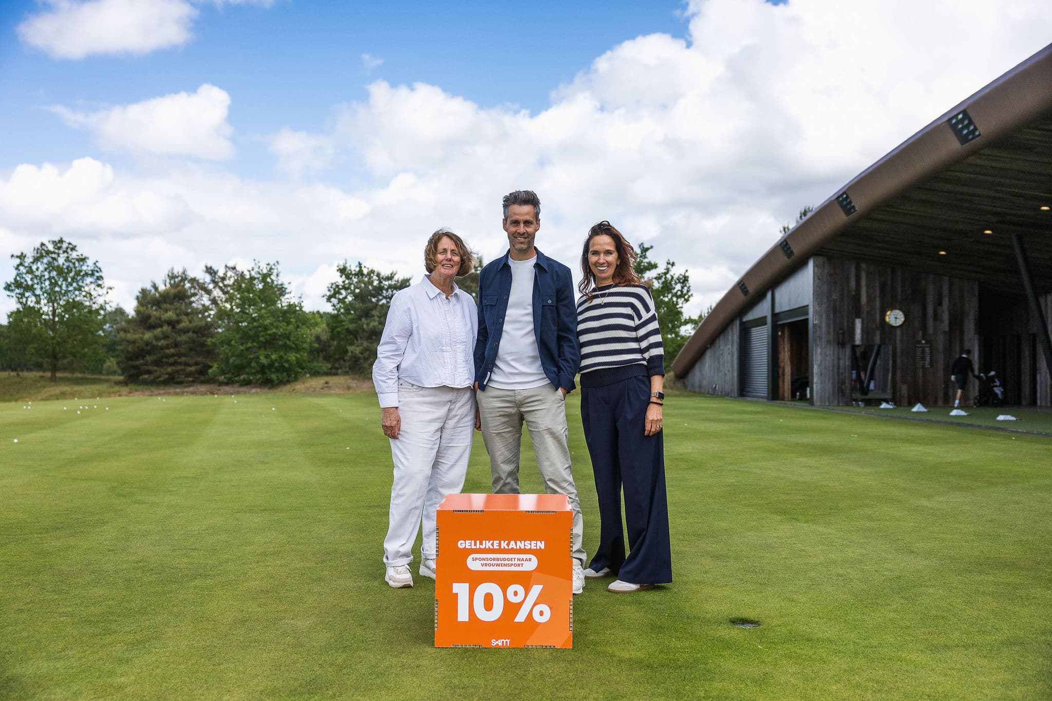 Vertegenwoordigers van Stichting SAM en MOS op de golfbaan